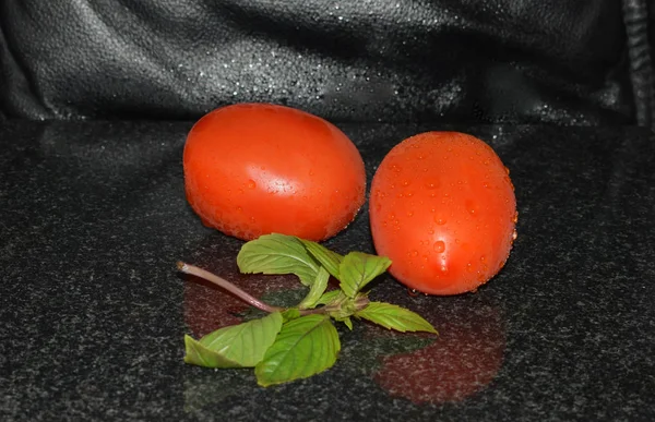 Tomates Rojos Albahaca Sobre Mesa —  Fotos de Stock