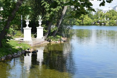 Parkın dekorasyonu, heykeller, dinlenecek bir yer, bir yaz günü.