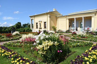 Parkın çiçekli dekorasyonu, dinlenecek bir yer, bir yaz günü.