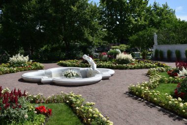 Parkın dekorasyonu, heykeller, dinlenecek bir yer, bir yaz günü.