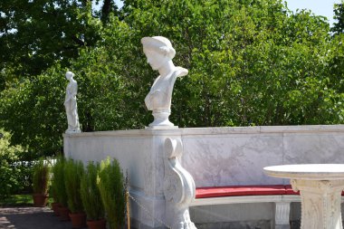 Parkın dekorasyonu, heykeller, dinlenecek bir yer, bir yaz günü.