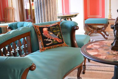 Yazlık sarayın içinde, tarihi bir bina.