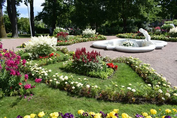 花で公園の装飾 リラックスする場所 夏の日 — ストック写真