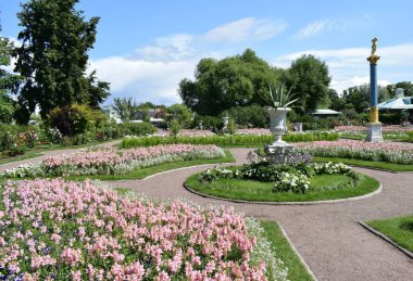 yataklarda çiçekler, Park yolu