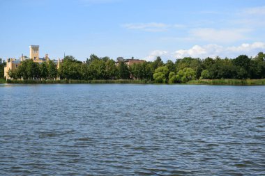 Nehir ve bulutlu manzara