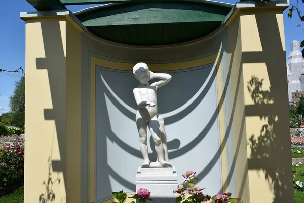 Posąg Dekoracja Kwiatowa Parku Miejsce Relaks Letni Dzień — Zdjęcie stockowe