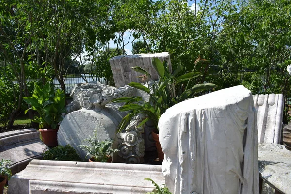 Flores Jardín Elementos Del Edificio Destruido Ruinas — Foto de Stock