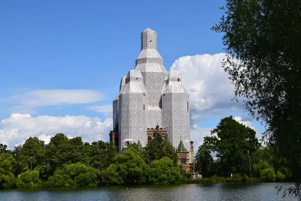 restorasyon altında eski Kilise, nehrin kıyısında