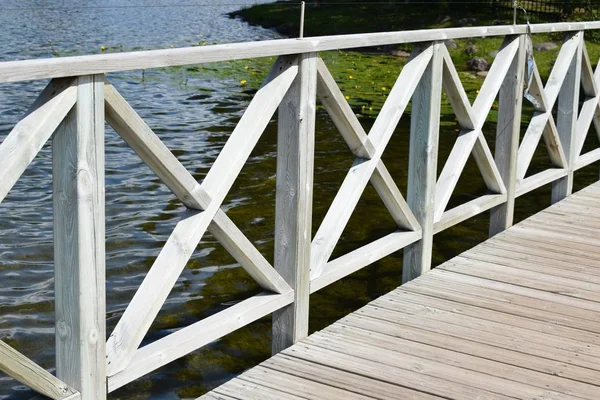 su yüzeyinde büyüyen nilüferler ile Park göl