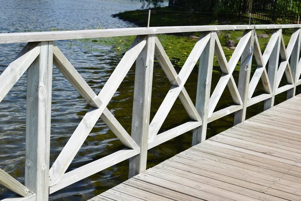 su yüzeyinde büyüyen nilüferler ile Park göl