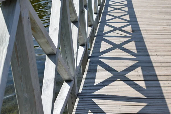 Nehrin üzerindeki tahta köprü.