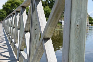 Parktaki nehrin üzerindeki ahşap köprü