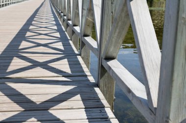 Parktaki nehrin üzerindeki ahşap köprü