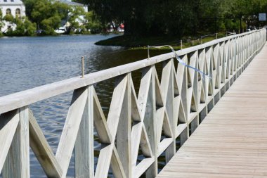 Parktaki nehrin üzerindeki ahşap köprü