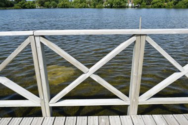 Parktaki nehrin üzerindeki ahşap köprü