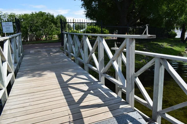 公园里河上的木桥 — 图库照片