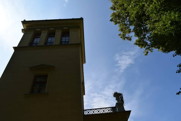 Фасад Старого Дома Окнами — стоковое фото