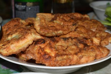 Taze salata, domates ve salatalık.