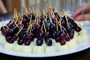 üzüm ve peynir ile canaps