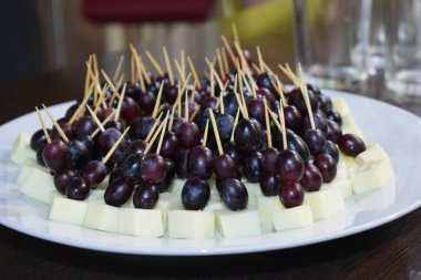 üzüm ve peynir ile canaps