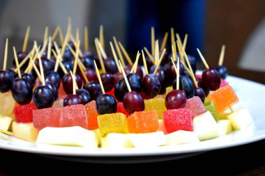 üzüm ve peynir ile canaps