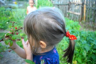 Bahçede oynayan bir çocuk.