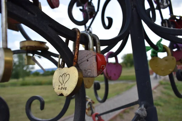 Miłośnicy Drzew Żelaznymi Zamkami Znak Miłości Lojalności — Zdjęcie stockowe