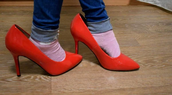 ママの赤い靴を履いている女の子 — ストック写真