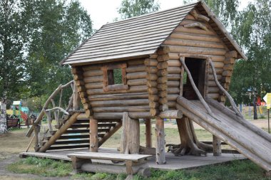 Ormandaki eski ahşap ev