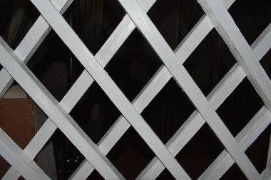 Koyu arkaplanda ahşap dekoratif ızgara