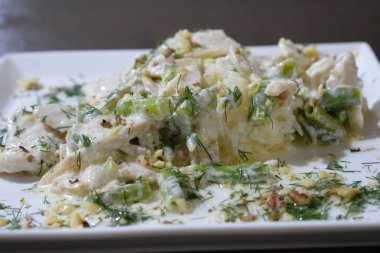 Ekşi krema soslu sebze salatası