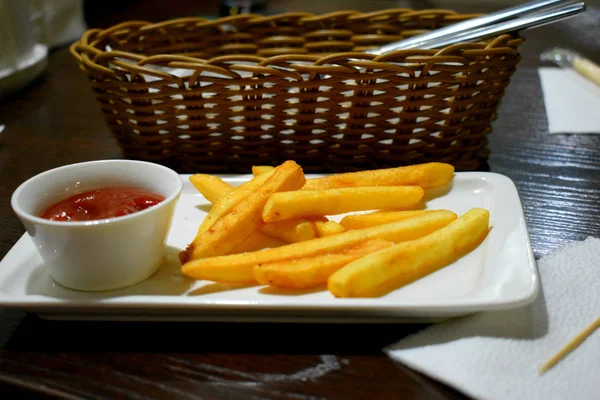 Frites Sur Une Assiette — Photo