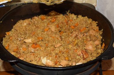 açık ateşte kazanda pişirilen pilav