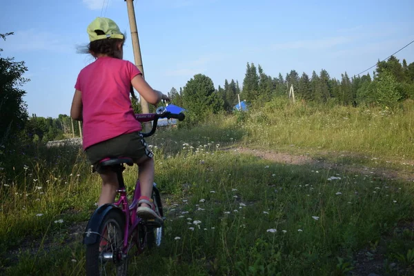 骑自行车的小女孩 — 图库照片