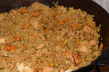 açık ateşte kazanda pişirilen pilav