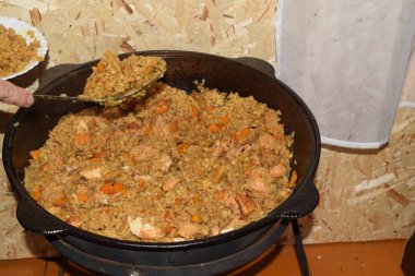 açık ateşte kazanda pişirilen pilav
