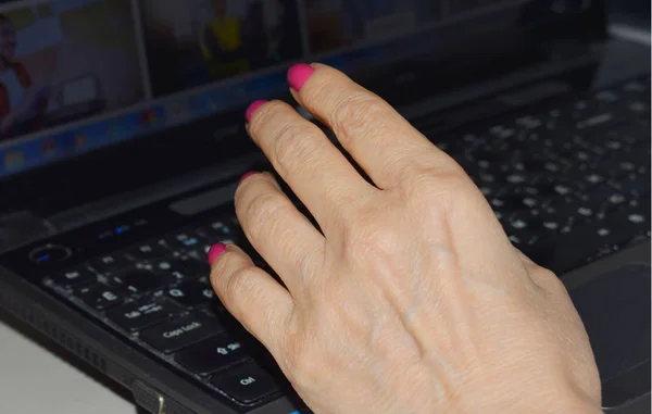 Manos Escribiendo Teclado Del Ordenador Portátil — Foto de Stock