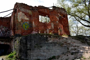 Eski bir binanın kalıntıları.