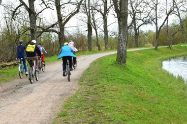 Parkta bisiklet sürmek, parkta yürümek.