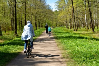 Parkta bisiklet sürmek, parkta yürümek.