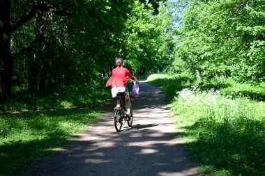 Yaz parkında yürüyüş, aktif eğlence