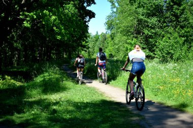 Yaz parkında yürüyüş, aktif eğlence