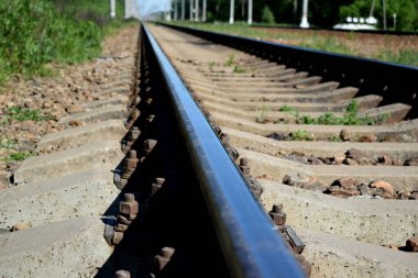 Demiryolu, elektrik direkleri, demiryolu manzarası.