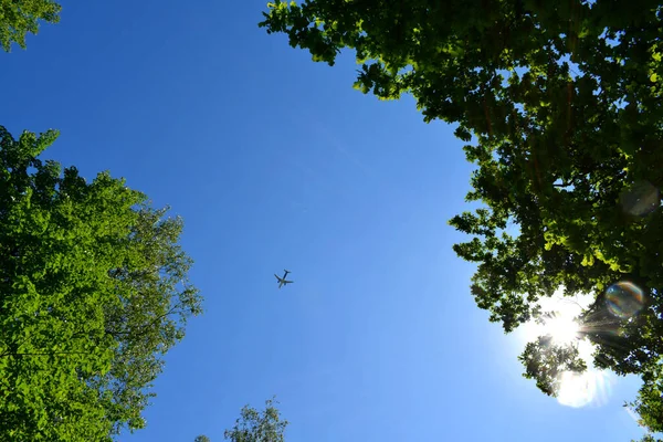 Самолет Против Голубого Неба — стоковое фото