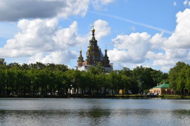 Parktaki bir gölün arka planındaki kilise.