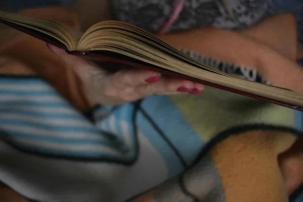 Διαβάζοντας Ένα Βιβλίο Πριν Πάτε Για Ύπνο — Φωτογραφία Αρχείου