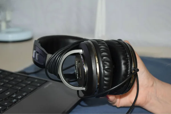 Fones Ouvido Mão Frente Computador — Fotografia de Stock