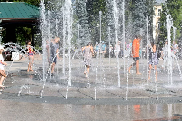 Children Play Water Fountain — Stock Photo, Image