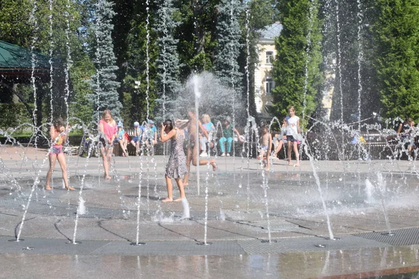 Kinder Spielen Mit Wasser Brunnen Stockbild