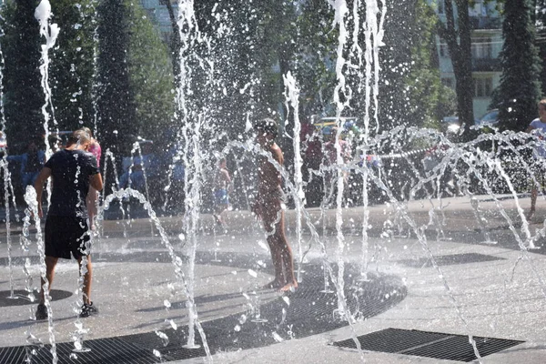 Children Play Water Fountain — Stock Photo, Image